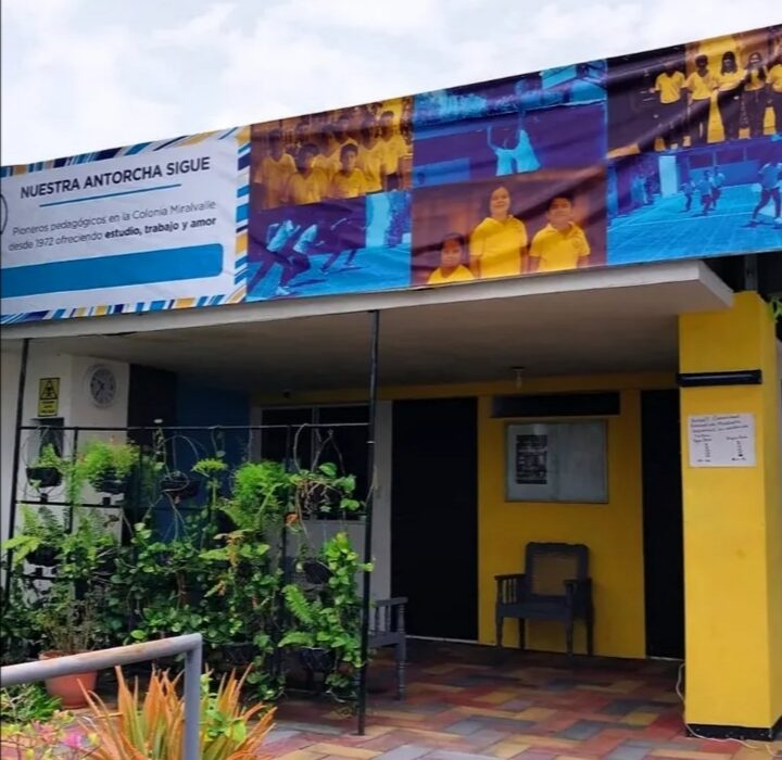 Fachada principal del Colegio Miralvalle